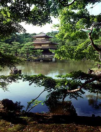 IGDA/G. Nimatallah     ЗОЛОТОЙ ПАВИЛЬОН, построенный в Киото – древней столице Японии.