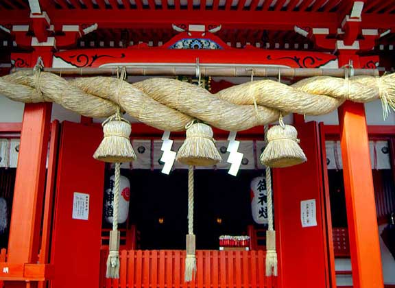  IGDA/G. Sioen     АЛТАРЬ деревянного синтоистского храма в Фукуяма на острове Хонсю (Япония).