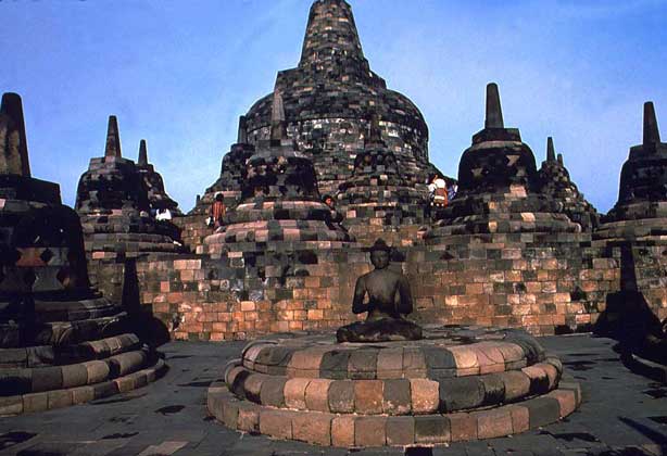  IGDA     ЗНАМЕНИТЫЙ ХРАМ БУДДЫ – чанди Боробудур (8–9 вв.) на Яве, самый большой в мире буддийский храм.