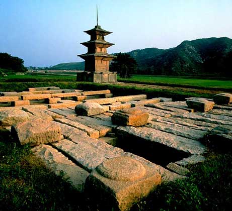  IGDA/Kois     ТРЕХЪЯРУСНАЯ КАМЕННАЯ ПАГОДА относится ко времени древнего государства Силла (668–892), периода расцвета буддизма и искусства в Корее.