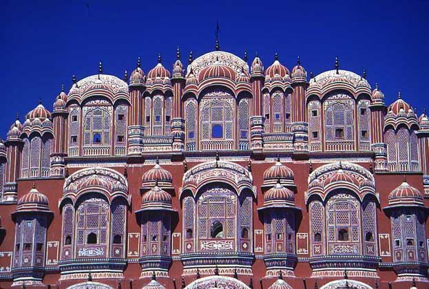  IGDA/M. Bertinetti     ДЕТАЛЬ ФАСАДА ДВОРЦА ХАВА-МАХАЛ (Дворец ветров, 1799) в Джайпуре (шт. Раджастхан) в северной Индии. Фасад здания из розового камня украшен 953 окнами и нишами.