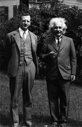 ДОНАЛД ХОУАРД МЕНЗЕЛ (слева) и Альберт Эйнштейн   Courtesy of Harvard-Smithsonian Center for Astrophysics