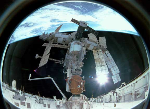  NASA     ОРБИТАЛЬНАЯ СТАНЦИЯ «МИР», состыкованная с шаттлом «Атлантис» (STS-74) 15 ноября 1995. Вид из грузового отсека шаттла.