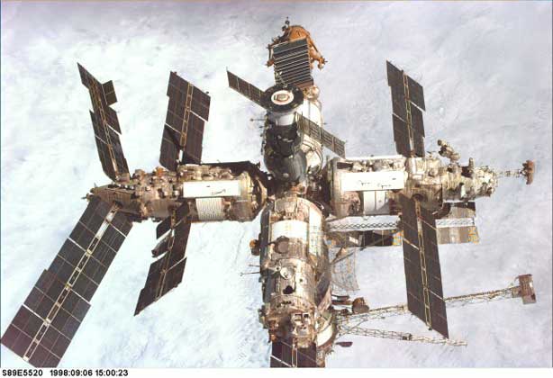  NASA     ОБЩИЙ ВИД СТАНЦИИ «МИР» с борта шаттла «Эндевор» (STS-89) 6 сентября 1998.