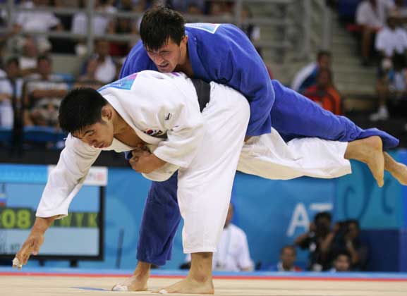  FRANCK FIFE/AFP/Getty images     ПОЕДИНОК: Хасанби Таов и Хи-та Хванг, Олимпийские Игры, 2004