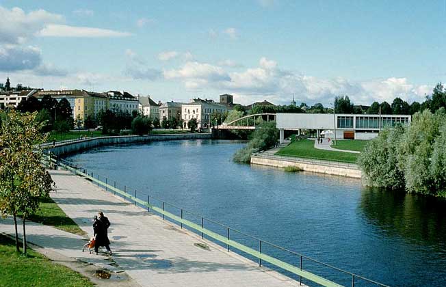  IGDA/M. Bertinetti     НАБЕРЕЖНАЯ реки Эмайыги в городе Тарту (Эстония). Город под названием Юрьев был основан в 1030 Ярославом Мудрым, в 1224–1893 назывался Дерпт, в 1893–1919 – снова Юрьев. Известен своим университетом.