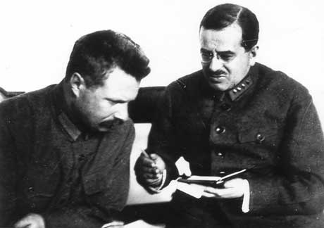 МИХАИЛ ВАСИЛЬЕВИЧ ФРУНЗЕ и И.С.Уншлихт (справа). Москва. 1925
