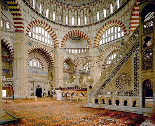  IGDA/G. Dagli Orti     СИНАН. Интерьер мечети Салимие (1547) в Эдирне.