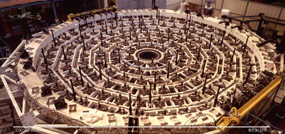Рис. 2. ОПРАВА 8,2-МЕТРОВОГО ГЛАВНОГО ЗЕРКАЛА очень большого телескопа (VLT) Европейской южной обсерватории. В нижнюю поверхность зеркала упираются 150 управляемых «домкратов», которые по командам компьютера поддерживают форму зеркала в идеальном состоянии.