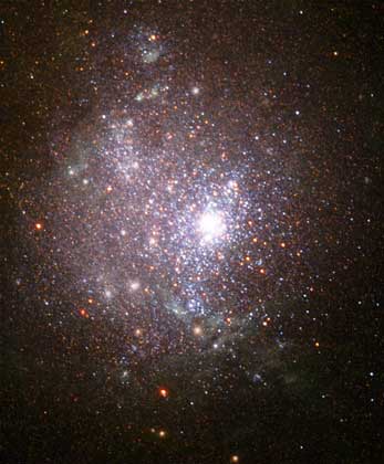  NASA     КАРЛИКОВАЯ НЕПРАВИЛЬНАЯ ГАЛАКТИКА с интенсивным звездообразованием NGC1705. С расстояния 17 млн. свет. лет заметны ярчайшие голубые звезды. Космический телескоп Хаббла.