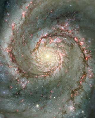  NASA     ГАЛАКТИКА С ХОРОШО РАЗВИТОЙ СПИРАЛЬНОЙ СТРУКТУРОЙ M 51. Розоватые пятна – облака ионизованного водорода в областях звездообразования