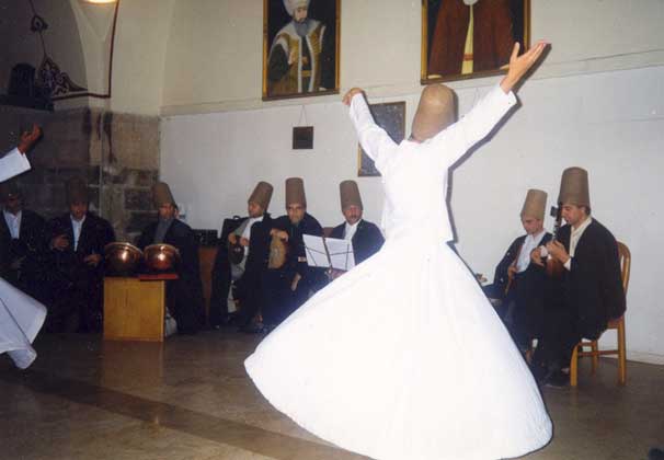  Фото Т. Джани-Заде     ТАНЕЦ СУФИЕВ ордена Мевлевийа (Турция, 1998)