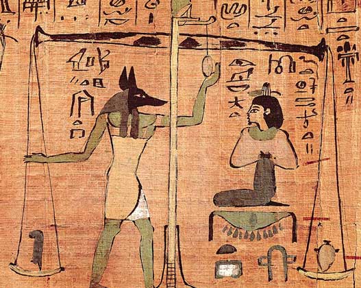  IGDA/M. Seemuller     ПАПИРУС из египетской Книги мертвых, изображающий Анубиса, бога с головой шакала, который взвешивает душу умершего.