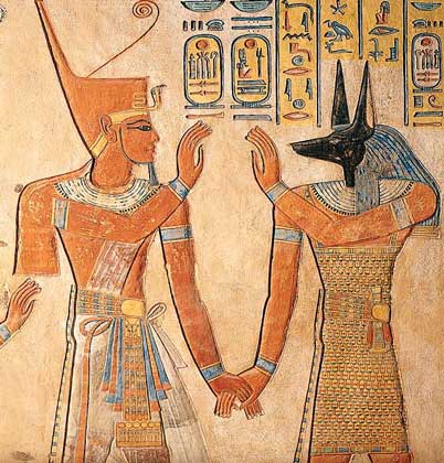  IGDA/G. Dagli Orti     АНУБИС – древнеегипетский бог, покровитель умерших, изображен в виде человека с головой шакала. Рисунок на внутренней стене гробницы сына Рамсеса III.