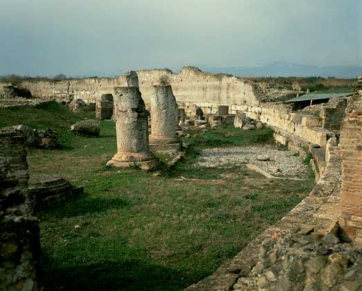  © DeA Picture Library/G. Dagli Orti     ДРЕВНЕГРЕЧЕСКИЙ ТЕАТР, Калабрия, 700 до н.э.
