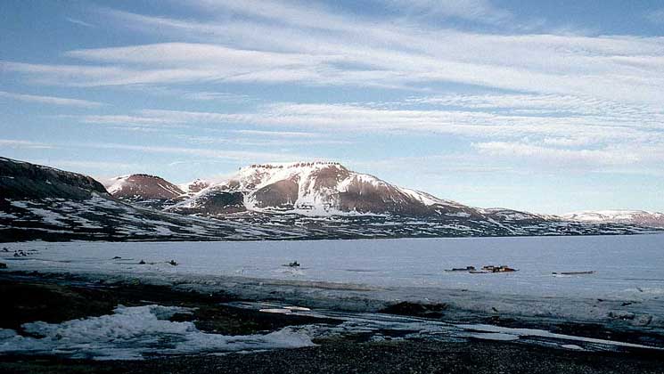  IGDA/M. Bertinetti     ВИД, ОТКРЫВАЮЩИЙСЯ СО СТОРОНЫ МОРЯ БАФФИНА на самый большой канадский остров в Арктике – Баффинову Землю.