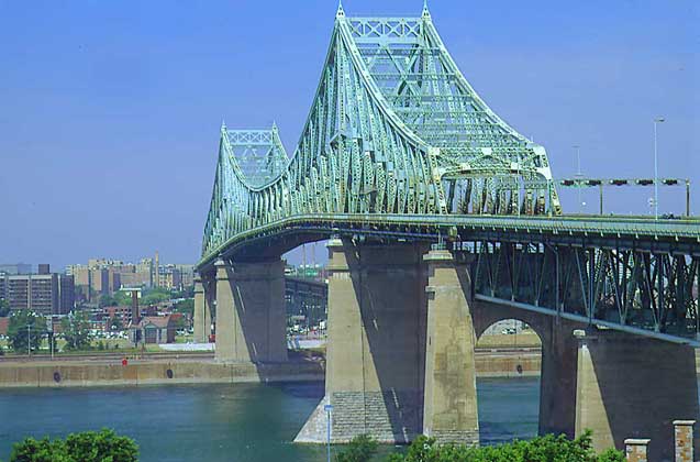  IGDA/D. Staquet     МОСТ ЖАКА КАРТЬЕ (бывш. Харбор-Бридж) через реку Св. Лаврентия в Монреале назван именем французского мореплавателя, исследовавшего реки и прибрежные воды Канады в 16 в.