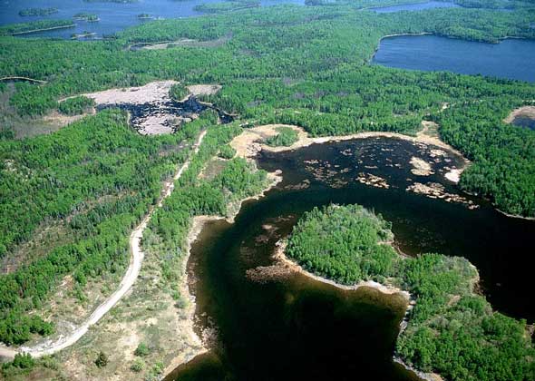  IGDA/M. Bertinetti     СЕВЕРО-ЗАПАДНЫЙ МОРЕННЫЙ РАЙОН провинции Онтарио с многочисленными озерами, меандрирующими реками и обширными лесами.