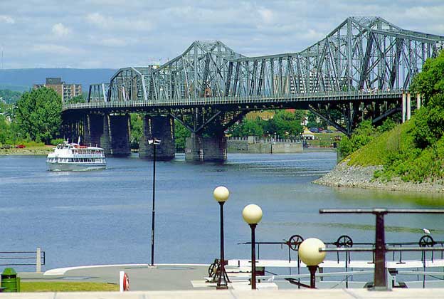  IGDA/D. Staquet     МОСТ АЛЕКСАНДРА ЧЕРЕЗ РЕКУ ОТТАВА в одноименной столице Канады. Река Оттава – крупнейший приток реки Св. Лаврентия.