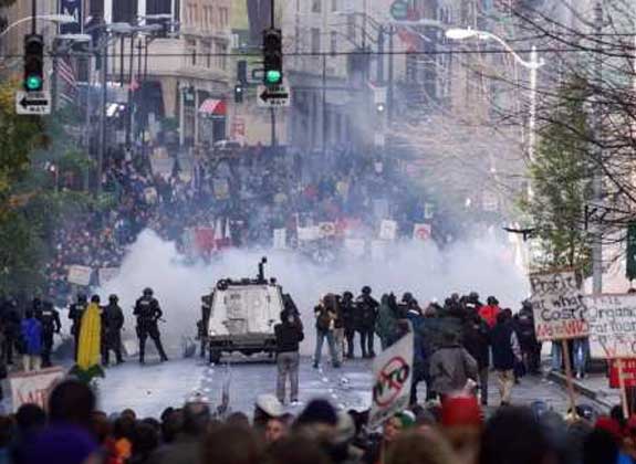 ПОЛИЦИЯ СИЭТТЛА (США) использует газ при разгоне демонстрации антиглобалистов в центре города.
