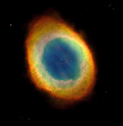  NASA     ПЛАНЕТАРНАЯ ТУМАННОСТЬ «КОЛЬЦО» – расширяющаяся газовая оболочка, сброшенная стареющей звездой. (NASA, телескоп «Хаббл»).