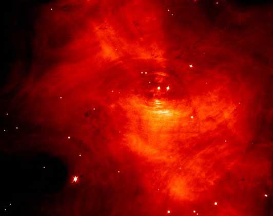 NASA     ЯДРО КРАБОВИДНОЙ ТУМАННОСТИ, образовавшейся в результате взрыва массивной звезды. Компактный остаток звезды – пульсар (в центре) – продолжает выбрасывать энергию в окружающее пространство. (NASA, телескоп «Хаббл»).