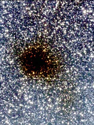  NASA     ТЕМНАЯ ГАЗОПЫЛЕВАЯ ТУМАННОСТЬ на фоне звезд Млечного пути выглядит непрозрачной даже в инфракрасном свете. (NASA).
