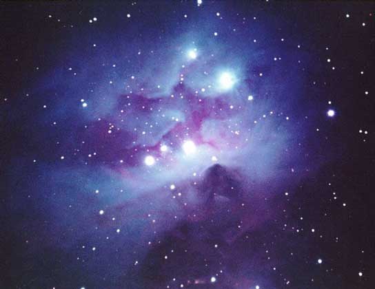  NASA     ОТРАЖАТЕЛЬНАЯ ТУМАННОСТЬ в созвездии Ориона. Свечение связано с рассеянием света звезд межзвездными пылинками.