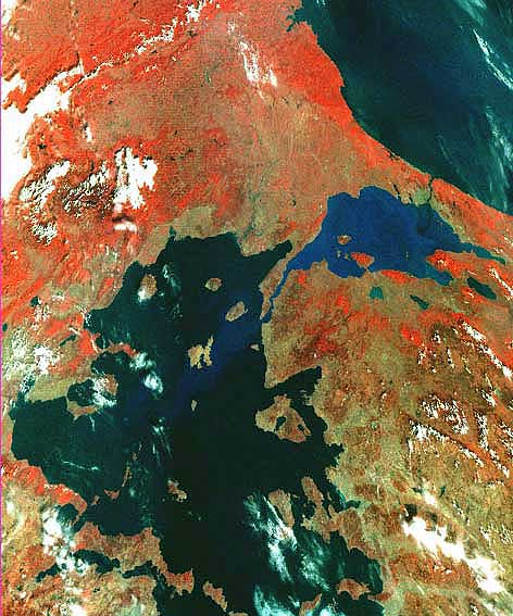  NASA     В Мировом океане непрерывно происходит обмен воды между различными его частями. На этом снимке видно перемещение потоков воды из Черного моря в Мраморное (черная струя в Мраморном море) и из Мраморного моря в Эгейское (синяя струя в Эгейском море). Наблюдать такой феномен стало возможно благодаря различию в характеристиках вод Мраморного и окружающих его морей. Мраморное море значительно мельче, поэтому воды его прогреты сильнее (это летний снимок). Вследствие испарения соленость воды больше. Это отражается на цвете воды.. Поэтому воды Мраморного моря более яркого-синего цвета. Можно проследить, как и в каких направлениях вода перемещается после того как она попала в соседний морской бассейн.