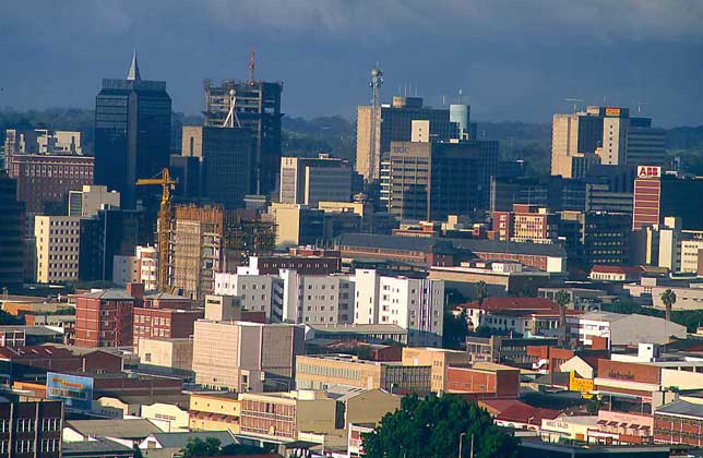  IGDA/G. Sioen     ХАРАРЕ (бывш. Солсбери) – крупнейший город и столица Зимбабве, расположен на плато Машона на высоте ок. 1480 м над у.м.