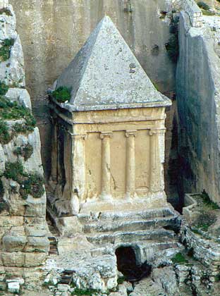  IGDA/S. Vannini     МОГИЛА ЗАХАРИЯ в еврейском некрополе в Иерусалиме. Пирамидальное монолитное сооружение, построеннное во 2 в. до н.э., служит одновременно надгробным памятником.