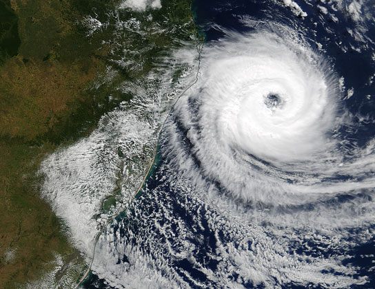  NASA     ВИХРИ. По своему происхождению разделяются на две основные группы: тропические (ураганы, тайфуны) и циклоны умеренных широт.