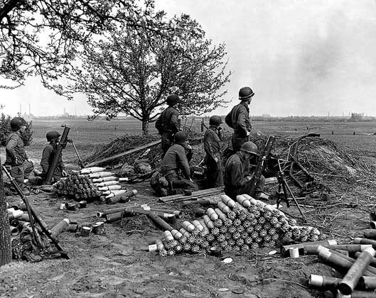  U.S. Army Photograph     МИНОМЕТЫ АМЕРИКАНСКОЙ АРМИИ обстреливают Магдебург (1944).