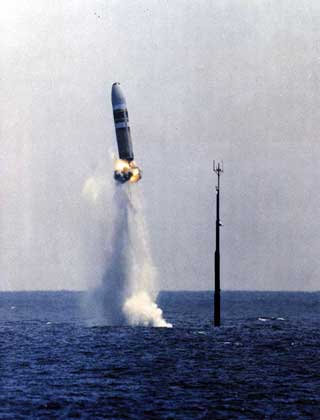  Lockheed     «ТРАЙДЕНТ» – баллистическая ракета США – стартует из глубины моря. Справа видна мачта подводной лодки.