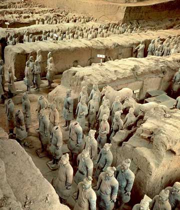  IGDA     ТЕРРАКОТОВАЯ АРМИЯ – 6000 конных и пеших статуй в натуральную величину были погребены ок. 250 до н.э., чтобы охранять могилу первого императора Китая Ши Хуанди.