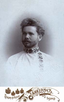 ФЕДОР ВАСИЛЬЕВИЧ ГЛАДКОВ в Тифлисе (1905). Фото из семейного архива писателя.
