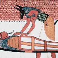 ДРЕВНИЕ ЕГИПТЯНЕ верили, что бог мертвых Анубис был изобретателем бальзамирования. Это изображение Анубиса с головой шакала, который изготовляет мумию, датируется 1314–1200 до н.э.