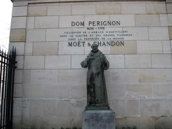 Памятник Периньону. Эперне, Франция