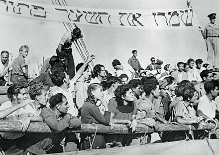 ЕВРЕЙСКИЕ ИММИГРАНТЫ. Тысячи людей, переживших Холокост, искали новую родину после окончания Второй мировой войны. Этот корабль с иммигрантами прибыл в Палестину в 1946. На баннере на иврите написано «Держать Ворота Открытыми»