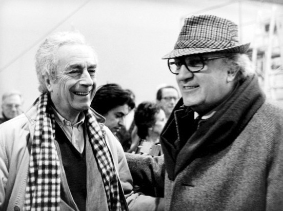 Федерико Феллини (справа) и Микеланджело Антониони. Photofest