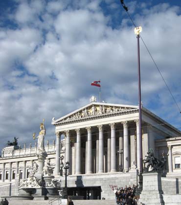 Государственный флаг над зданием парламента. Вена, Австрия