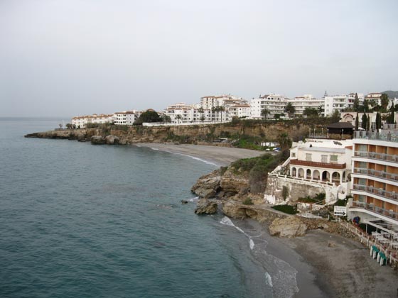 ТИПИЧНЫЙ курортный городок на побережье моря. Испания
