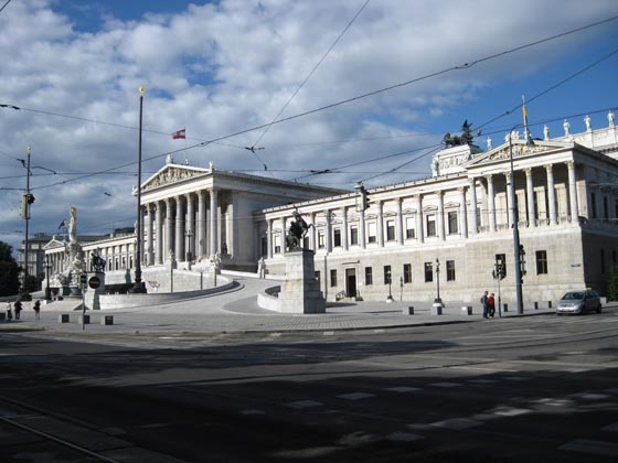 ЗДАНИЕ парламента в Вене