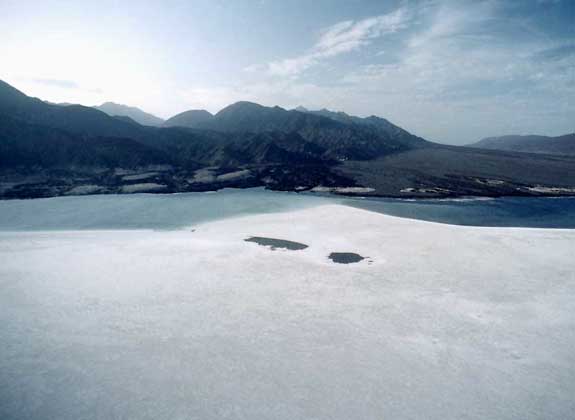 ОБШИРНЫЕ СОЛЯНЫЕ ПРОСТРАНСТВА – осушенное дно соленого озера Ассаль (Джибути) протяженностью ок. 16 км и шириной ок. 6 км, расположенное в пустыне Афар на высоте 153 м ниже у.м. IGDA/C. Sappa