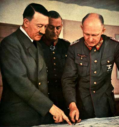 АДОЛЬФ ГИТЛЕР и его военные советники, Вильгельм Кейтель (в центре) и Альфред Йодль (справа).