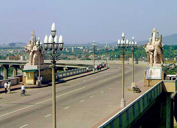 МОСТ ЧЕРЕЗ РЕКУ ЯНЦЗЫ в Нанкине, столице провинции Цзянсу в Восточном Китае. Двухярусный мост длиной 5 км построен в 1968.