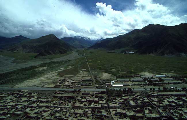 ЛХАСА, , административный и экономический центр Тибетского автономного района, расположен на высоте 3650 м над у.м. Город основан в 400 н.э.