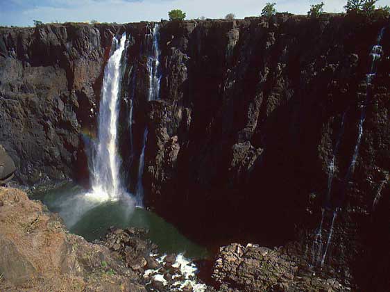 ВОДОПАД ВИКТОРИЯ (на границе Замбии и Зимбабве). Высота водопада ок. 120 м. В сезон дождей ширина водопада достигает 1800 м. IGDA/S. Vannini