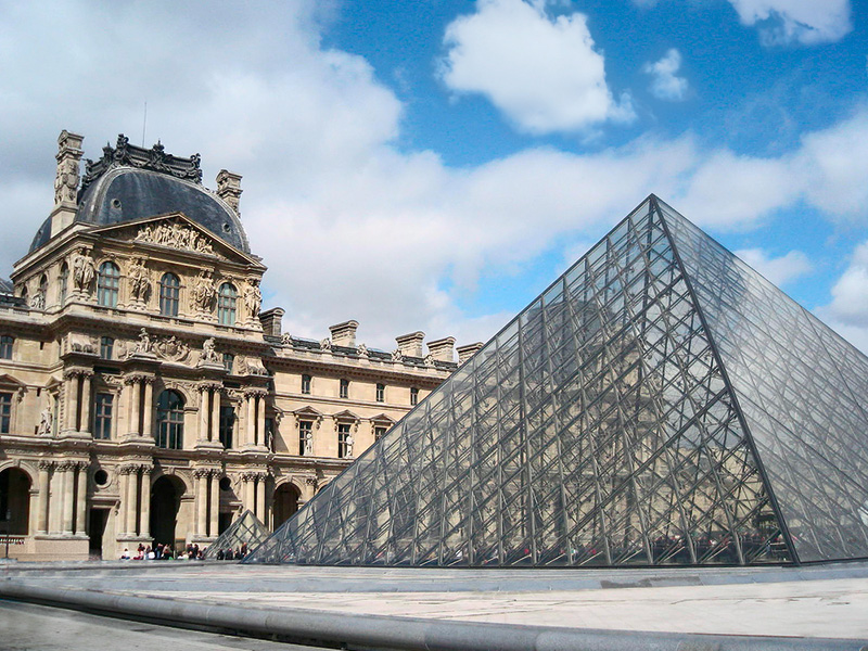 Лувр - один из крупнейших и богатейших музеев мира.